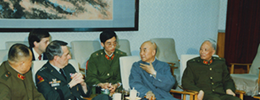 杨军（右三）为肖克、张震、李德生三位上将担任翻译