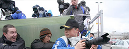 李东雷老师（右一）为央视报道奥运火炬境外传递